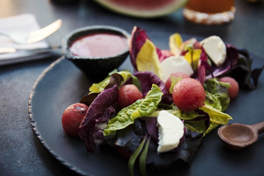 Krystal Grand Suites Insurgentes Meksyk Zewnętrze zdjęcie A salad with a pomegranate vinaigrette