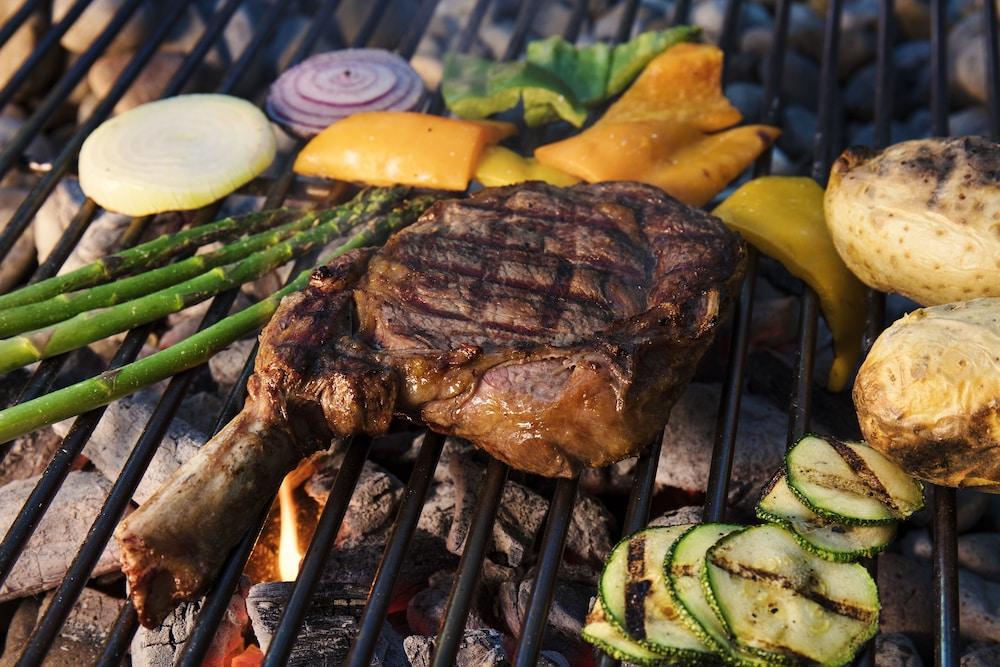 Krystal Grand Suites Insurgentes Meksyk Zewnętrze zdjęcie A steak and vegetables being grilled