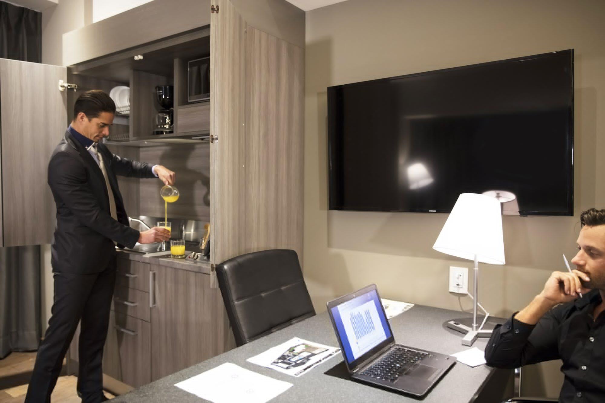 Krystal Grand Suites Insurgentes Meksyk Zewnętrze zdjęcie A butler at work