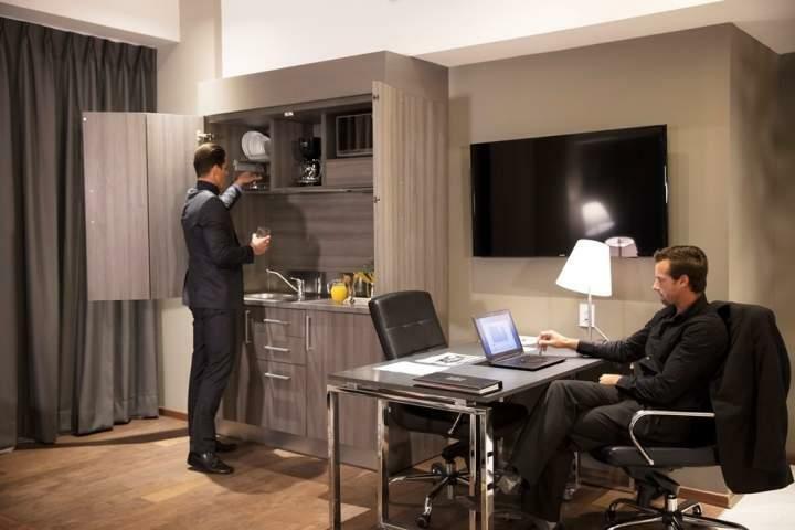 Krystal Grand Suites Insurgentes Meksyk Zewnętrze zdjęcie A butler at work